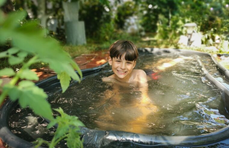 Design : une touche d’élégance à votre jardin avec une piscine noire