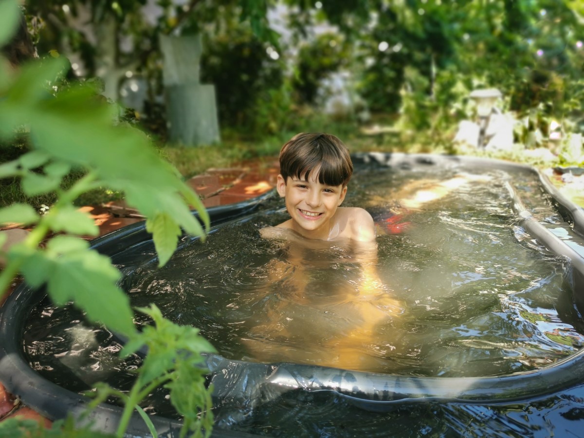 Design : une touche d’élégance à votre jardin avec une piscine noire